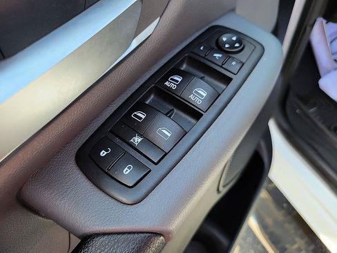 Used 2019 RAM 1500 Big Horn AWD/4WD image 11