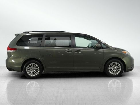 Used 2012 Toyota Sienna XLE image 6