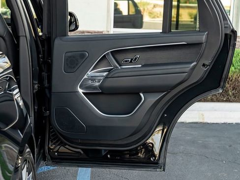 Used 2024 Land Rover Range Rover Long Wheelbase SE image 24