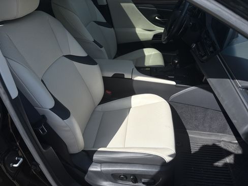 Used 2025 Lexus ES 300h w/ Premium Package FWD image 33