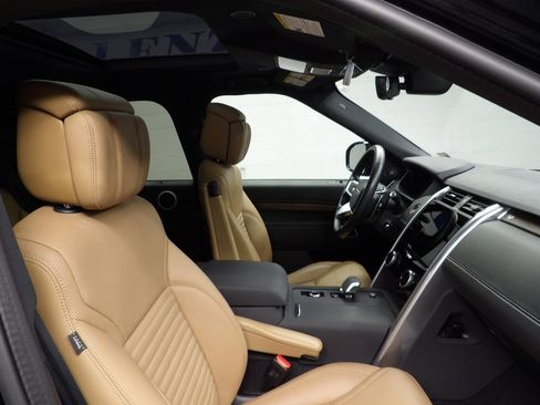 Used 2024 Land Rover Discovery Dynamic SE image 25