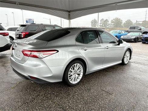 Used 2018 Toyota Camry XLE image 6