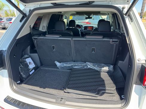 Used 2025 Volkswagen Atlas Peak Edition SE AWD/4WD image 40