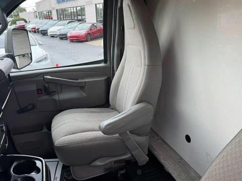Used 2016 Chevrolet Express 4500 RWD image 14
