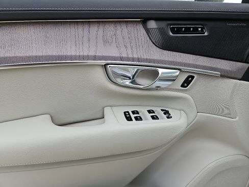 New 2026 Volvo XC90 B6 Ultra w/ Protection Package AWD/4WD image 9