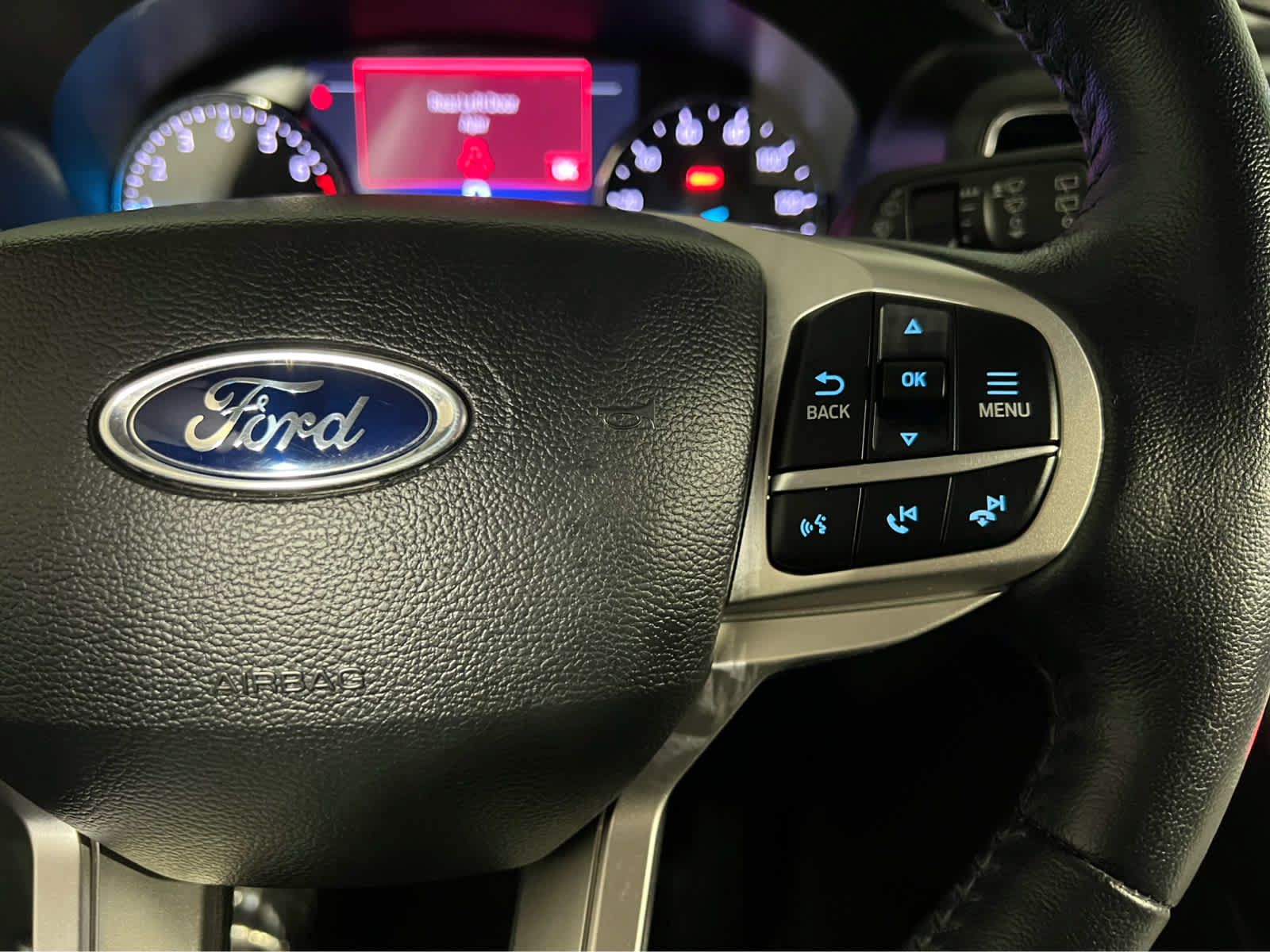 Used 2022 Ford Explorer XLT w/ Equipment Group 202A AWD/4WD image 18