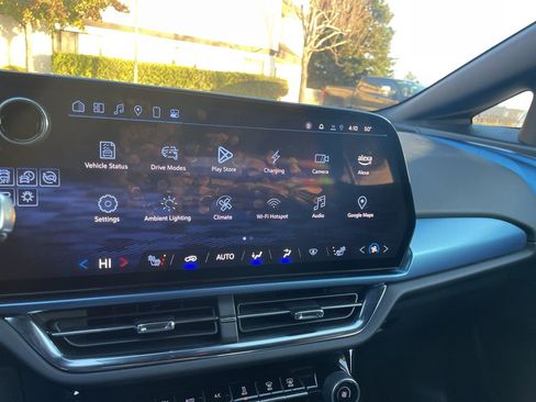 Used 2025 Chevrolet Equinox EV LT w/ Convenience Package image 24