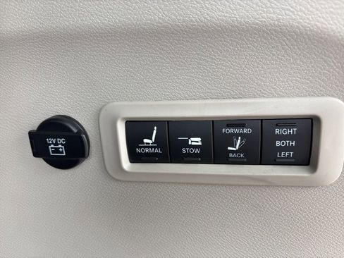 Used 2018 Chrysler Pacifica Limited image 11