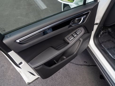 Certified 2025 Porsche Macan image 17