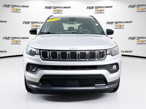 Used 2024 Jeep Compass Latitude AWD/4WD image 2