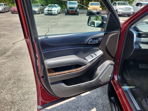 Used 2016 Chevrolet Suburban LT RWD image 9