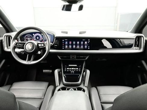 Certified 2025 Porsche Cayenne AWD/4WD image 18