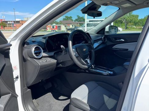 Used 2025 Chevrolet Trax LT w/ LT Convenience Package FWD image 10