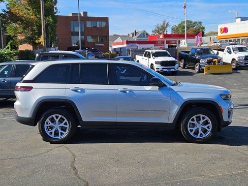 Used 2022 Jeep Grand Cherokee Limited image 6