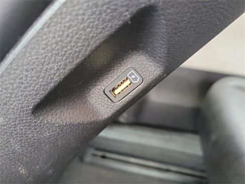 Used 2022 Kia Carnival LX image 16