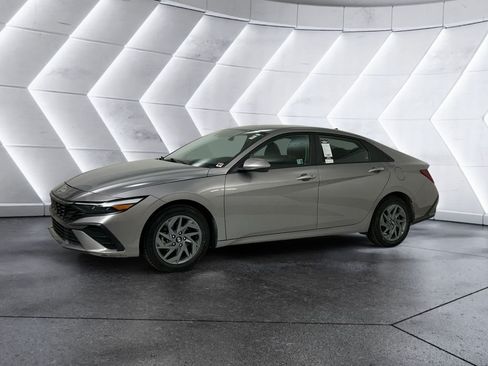 Used 2024 Hyundai Elantra SEL FWD image 3