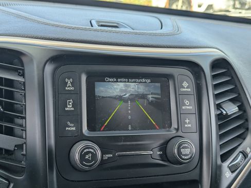 Used 2016 Jeep Cherokee Sport image 21