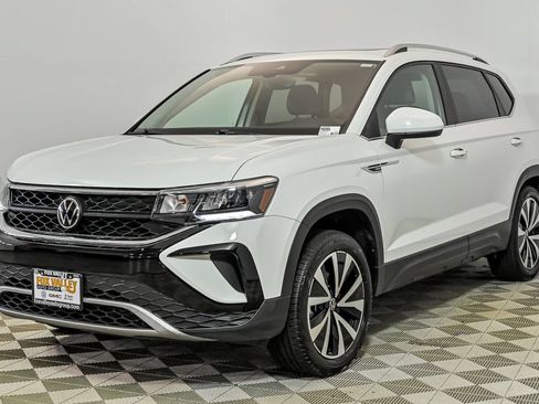 Certified 2023 Volkswagen Taos SE w/ Panoramic Sunroof Package AWD/4WD image 5