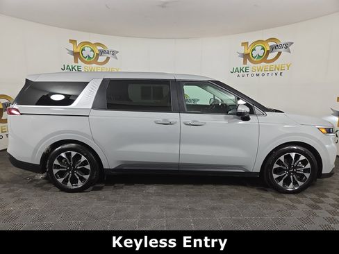 Used 2024 Kia Carnival EX image 11