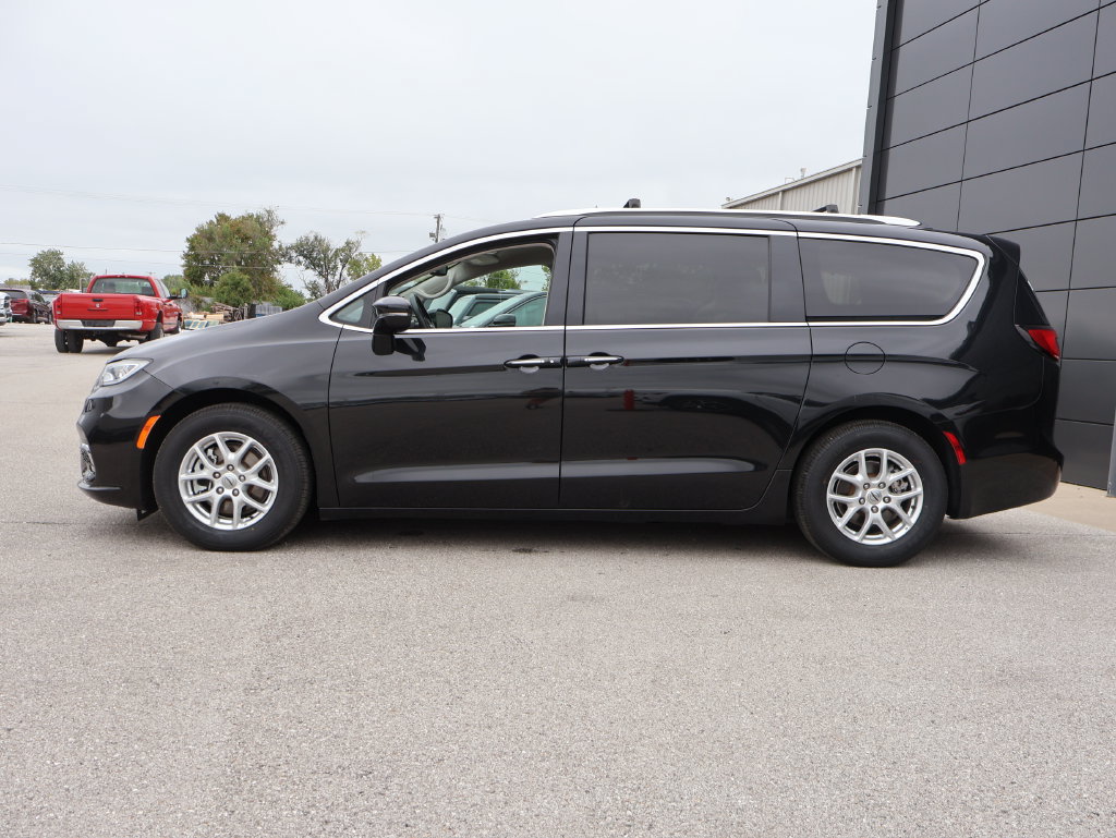 Used 2021 Chrysler Pacifica Touring-L FWD image 2