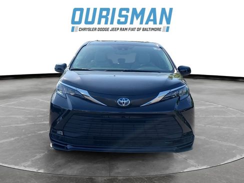 Used 2025 Toyota Sienna LE w/ LE Plus Package FWD image 8