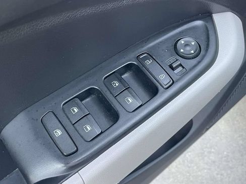 Used 2024 Hyundai Venue SEL FWD image 19