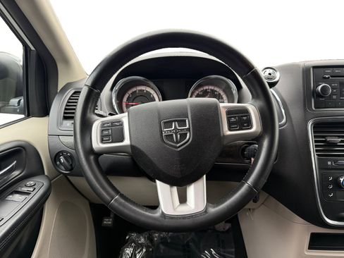 Used 2017 Dodge Grand Caravan SE w/ UConnect Hands-Free Group image 12