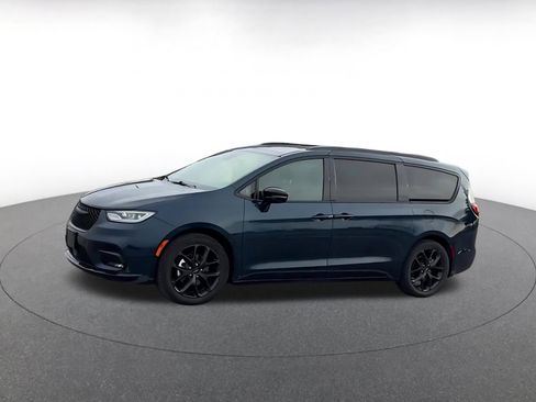 Used 2025 Chrysler Pacifica Limited image 8