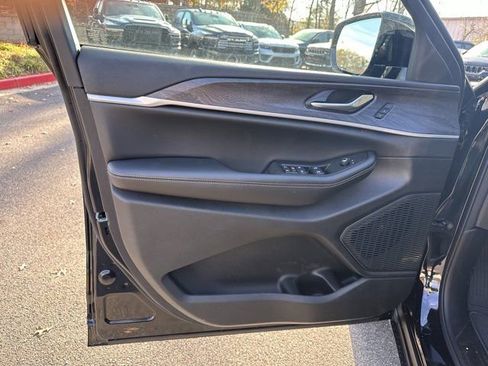 New 2025 Jeep Grand Cherokee Limited w/ Luxury Tech Group II image 10