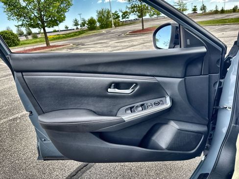 Used 2025 Nissan Sentra SR FWD image 24