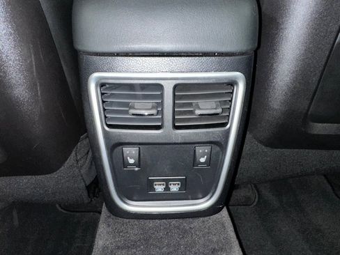 Used 2018 Chrysler 300 Limited image 18