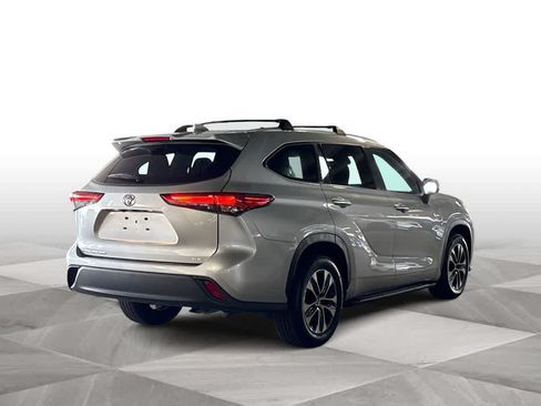 Used 2023 Toyota Highlander XLE FWD image 8