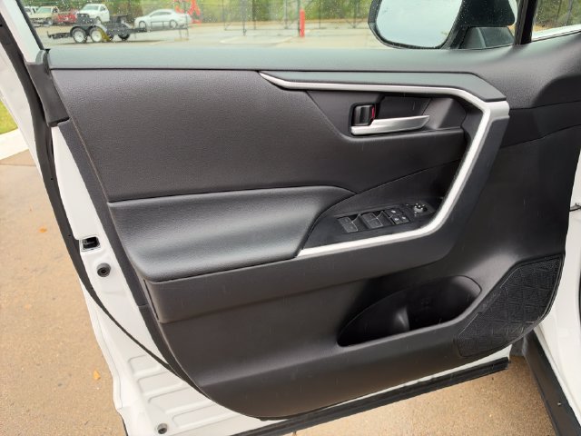 Used 2025 Toyota RAV4 XLE FWD image 12