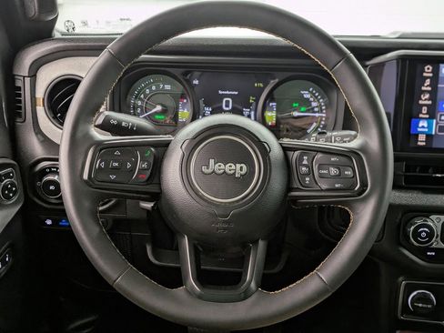 Used 2024 Jeep Wrangler Unlimited image 21