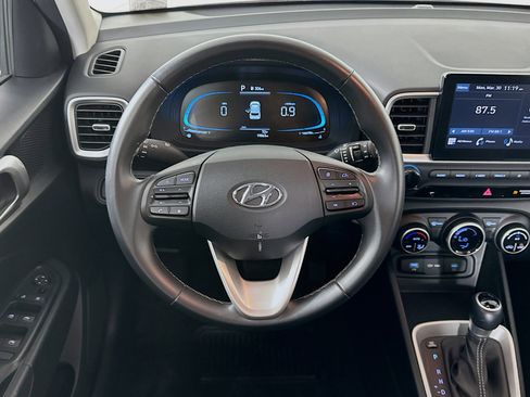 Used 2025 Hyundai Venue SEL image 18