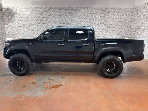 Used 2020 Toyota Tacoma TRD Off-Road w/ Technology Package image 4