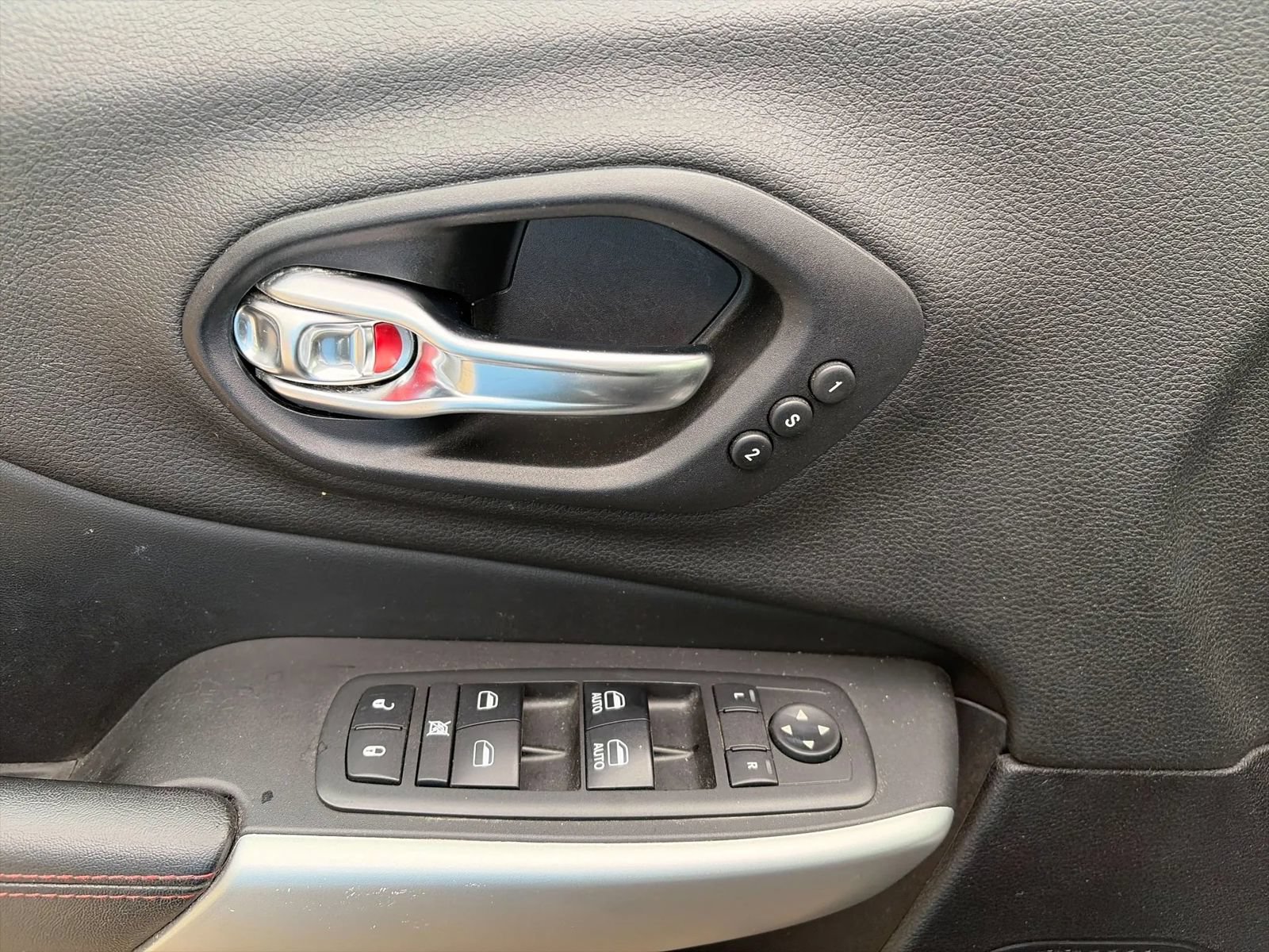 Used 2018 Jeep Cherokee Trailhawk AWD/4WD image 12