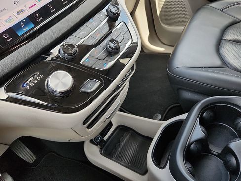 Used 2024 Chrysler Pacifica Touring-L FWD image 12