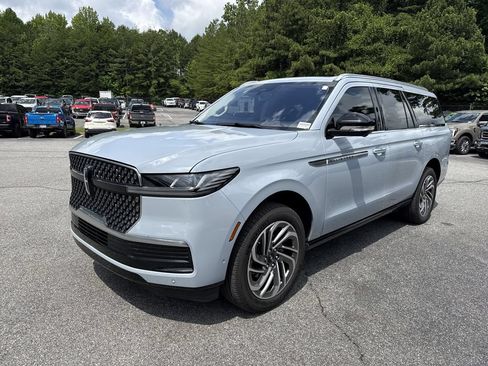 Used 2025 Lincoln Navigator L Reserve AWD/4WD image 3