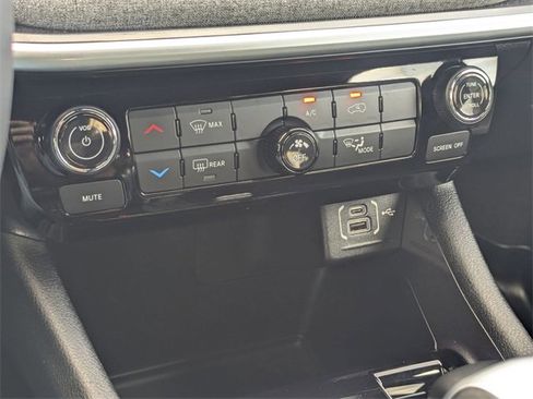 Used 2024 Jeep Compass Latitude image 14