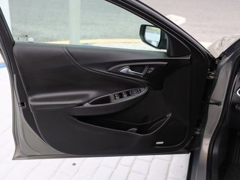 Used 2018 Chevrolet Malibu LT w/ Leather Package FWD image 12