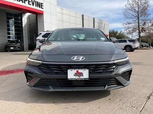 Used 2025 Hyundai Elantra SEL image 4