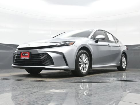 Used 2025 Toyota Camry LE image 27