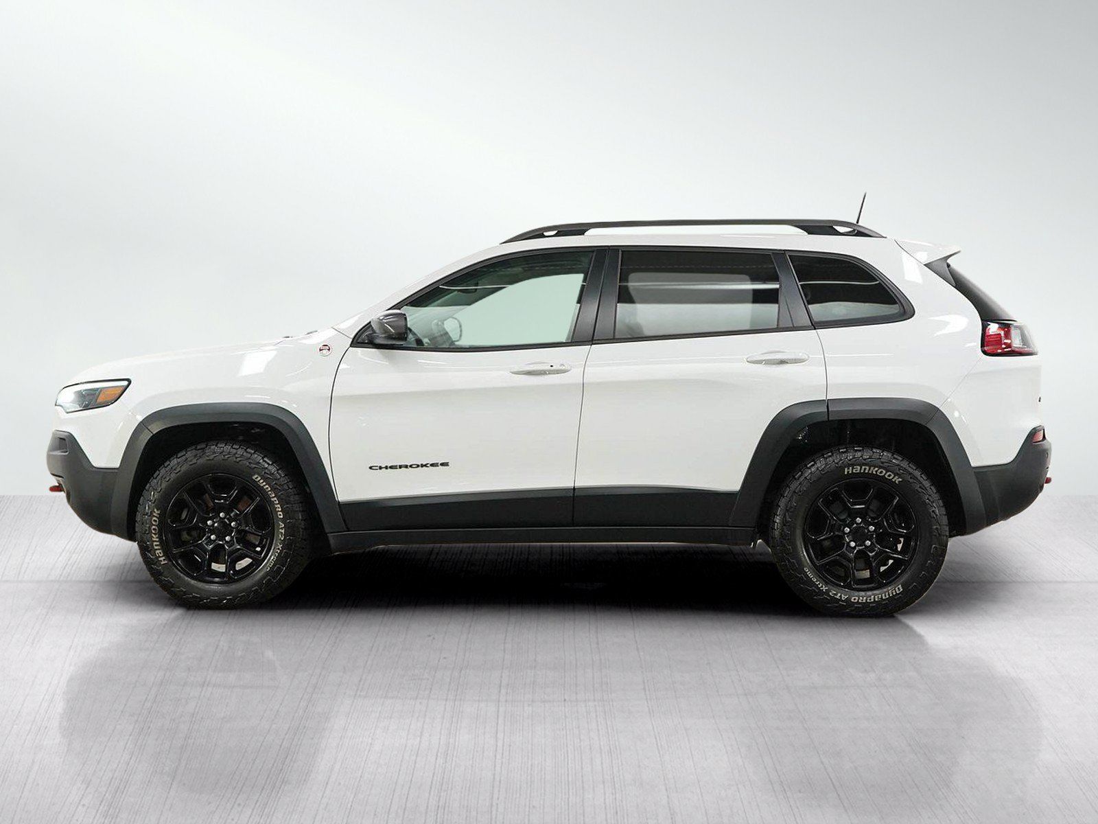 Used 2019 Jeep Cherokee Trailhawk w/ Cold Weather Group AWD/4WD image 2