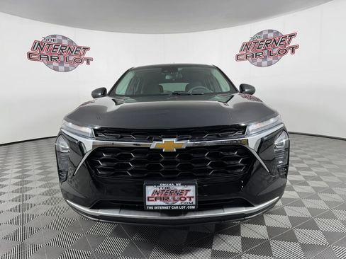 Used 2024 Chevrolet Trax LS w/ Driver Confidence Package image 2