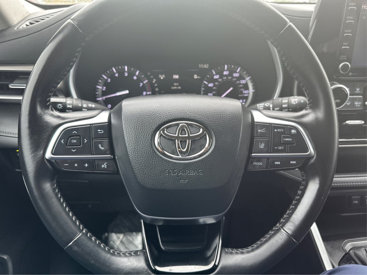 Used 2020 Toyota Highlander XLE AWD/4WD image 18