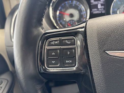 Used 2014 Chrysler Town & Country Touring-L FWD image 33