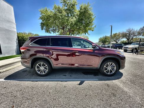 Used 2019 Toyota Highlander XLE image 10