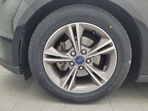 Used 2018 Ford Focus SE w/ SE Appearance Package FWD image 31