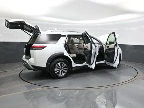 Used 2025 Nissan Pathfinder SL FWD image 76